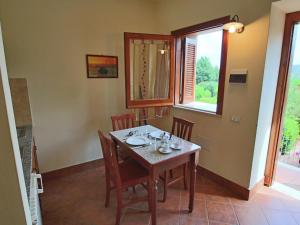comedor con mesa, sillas y ventana en Luxurious Mansion in Parghelia near Sea, en Parghelia