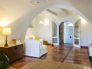 salon z białą kanapą i stołem w obiekcie Belvilla by OYO Casa Tecla w mieście Acireale