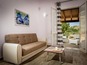 カステッランマーレ・デル・ゴルフォにあるSplendid Holiday Home in Castellammare del Golfo near Beachのリビングルーム(ソファ、テーブル付)