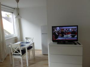 A television and/or entertainment center at Apartment24-Schönbrunn Zoo