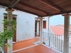 Ein Balkon oder eine Terrasse in der Unterkunft Luxurious Mansion in Parghelia near Sea
