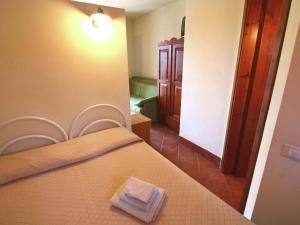 sypialnia z łóżkiem z ręcznikiem w obiekcie Luxurious Mansion in Parghelia near Sea w mieście Parghelia