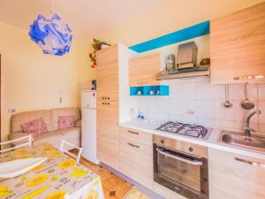 A kitchen or kitchenette at Belvilla by OYO Appartamento spinesante