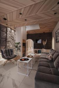 un soggiorno con divano e tavolo di Villa 33 a Zakopane