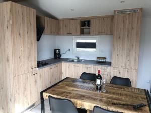 Een keuken of kitchenette bij Comfortable chalet with dishwasher, near the Wadden Sea