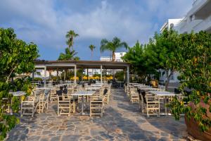 Reštaurácia alebo iné gastronomické zariadenie v ubytovaní Mayfair Hotel formerly Smartline Paphos