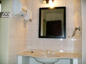 Et badeværelse på Apart Hotel Abedules + 41 billeder