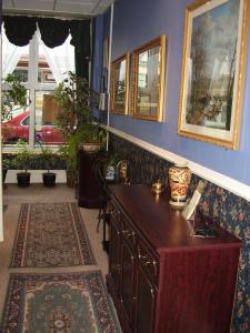 een kamer met blauwe muren en een bureau met een telefoon bij Weybourne Guest House in Tenby