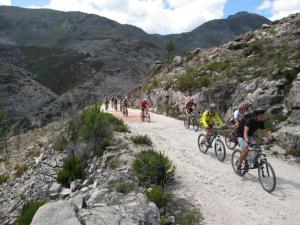 Eine Gruppe von Menschen, die auf einer unbefestigten Straße Fahrrad fahren in der Unterkunft Hotel Peninsular in Caldelas