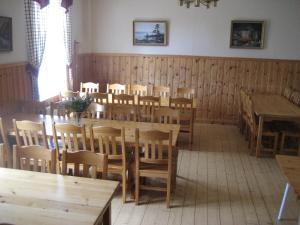 SysslebäckにあるComfortable Holiday Home in Syssleb ck with Saunaのダイニングルーム(木製のテーブルと椅子付)