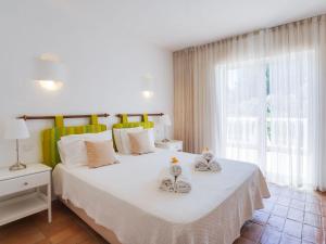 Un dormitorio con una cama con dos platos. en Roofed Villa in Albufeira with Private Swimming Pool en Olhos de Água