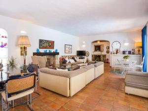 una gran sala de estar con sofás y chimenea. en Roofed Villa in Albufeira with Private Swimming Pool en Olhos de Água