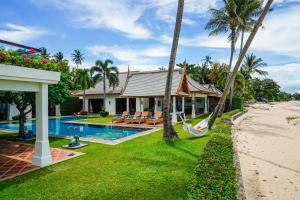 une villa avec une piscine et une plage dans l'établissement Miskawaan Villa Lotus, à Mae Nam Beach