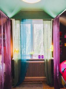 Pokój z oknem z zasłonami i grzejnikiem w obiekcie Arthome Småland w mieście Ruda