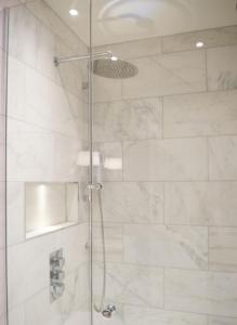 cabina de ducha con puerta de cristal y ducha en Villa LadyWell, en Fethiye