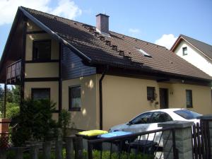 uma casa com um carro estacionado em frente em Ferienwohnung Braeuer em Chemnitz