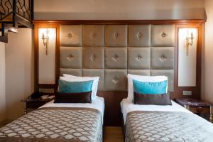 two beds in a hotel room with a headboard at Hotel The Pera Hill in Istanbul