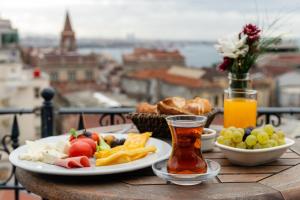 イスタンブールにあるHotel The Pera Hillの食べ物と飲み物を一皿用意したテーブル