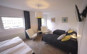 ein Hotelzimmer mit zwei Betten und einem Tisch in der Unterkunft Hotel Tingsryd in Tingsryd