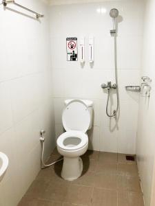 a bathroom with a toilet and a sink at Bamboe Inn 2 Homestay in Tanjungkarang +19 photos
