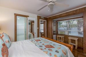 Säng eller sängar i ett rum på Coastal Escape - Indian Rocks Beach apts