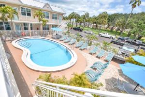 Utsikt mot bassenget på Clearwater Beach Suites 102 condo eller i nærheten