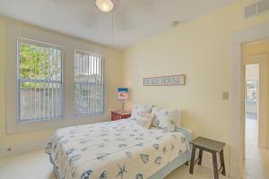 - une chambre avec un lit et un panneau mural dans l'établissement Sandy Shores - Weekly Rental home, à Clearwater Beach