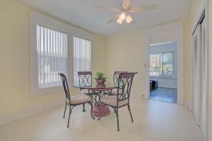 une salle à manger avec une table, des chaises et un ventilateur de plafond dans l'établissement Sandy Shores - Weekly Rental home, à Clearwater Beach