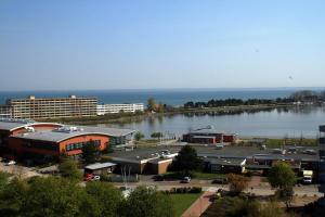 Blick auf eine Stadt mit einem großen Wasserkörper in der Unterkunft Ferienpark L10-008 Ferienpark in Heiligenhafen