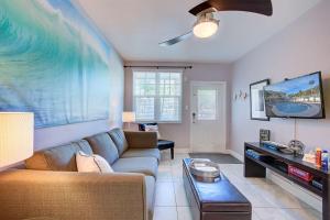 - un salon avec un canapé et une télévision dans l'établissement Clearwater Beach Suites 104 condo, à Clearwater Beach