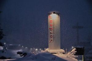 Un grand monument dans la neige la nuit dans l'établissement Hotel Nordend, à Gressoney-La-Trinité