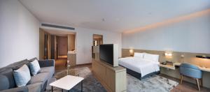 Postel nebo postele na pokoji v ubytování Holiday Inn Express Shenzhen Haiyuan City by IHG