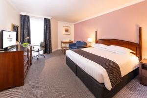Letto o letti in una camera di Millennium Hotel and Conference Centre Gloucester London