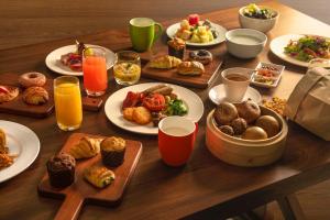 uma mesa de madeira coberta com pratos de comida e bebidas em Holiday Inn Chengdu Airport, an IHG Hotel em Chengdu