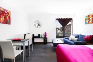 un soggiorno con divano e tavolo di Apartaments Les Terrasses del Tarter a El Tarter