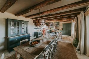 eine große Küche mit einem Holztisch und Stühlen in der Unterkunft Luxury estate with 6 hectares land near hilltop town Motovun in Kaldir