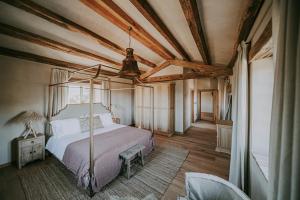 ein Schlafzimmer mit einem Bett in einem Zimmer mit Holzdecken in der Unterkunft Luxury estate with 6 hectares land near hilltop town Motovun in Kaldir