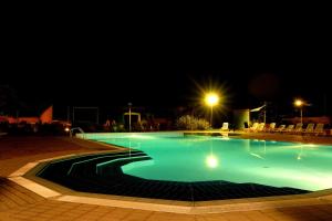 Bazén v ubytovaní Cala Rosa Club Hotel alebo v jeho blízkosti