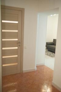 ein Wohnzimmer mit einer Tür und einer Couch in der Unterkunft Apartment FeLi House in Kiew