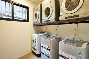 ハノイにあるHanoi Home 3 - Luxury Apartment in Tay Ho streetのランドリールーム(洗濯機、乾燥機3台付)