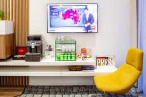 TV a/nebo společenská místnost v ubytování Ibis Styles Lviv Center