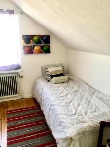 Postel nebo postele na pokoji v ubytování Arthome Småland