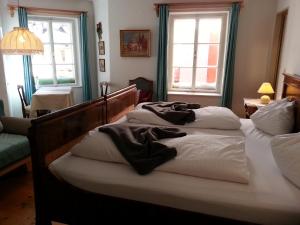 Łóżko lub łóżka w pokoju w obiekcie Gasthof Simony Hallstatt B&B
