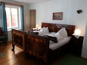 Łóżko lub łóżka w pokoju w obiekcie Gasthof Simony Hallstatt B&B