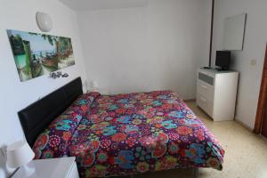 Ein Bett oder Betten in einem Zimmer der Unterkunft Hostal Fornet Altea