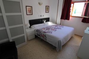 Ein Bett oder Betten in einem Zimmer der Unterkunft Hostal Fornet Altea