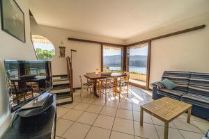 een woonkamer met een bank en een tafel bij Appartamenti Residence il Porto 13 16 e 21 in Porto Azzurro