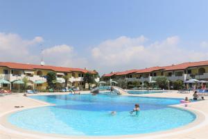 The swimming pool at or close to Villaggio Ducale 012