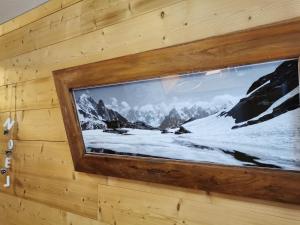 uma televisão numa parede com uma imagem de uma montanha em La Cabane em Chamonix-Mont-Blanc