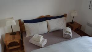 سرير أو أسرّة في غرفة في Chalet Apartment Monêtier